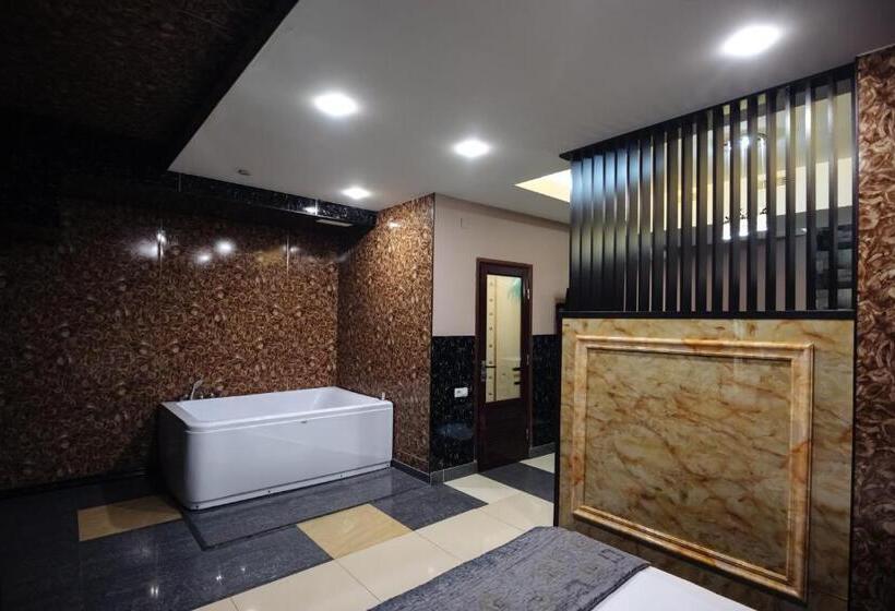 스탠다드 자쿠지 룸, Golden Seconds