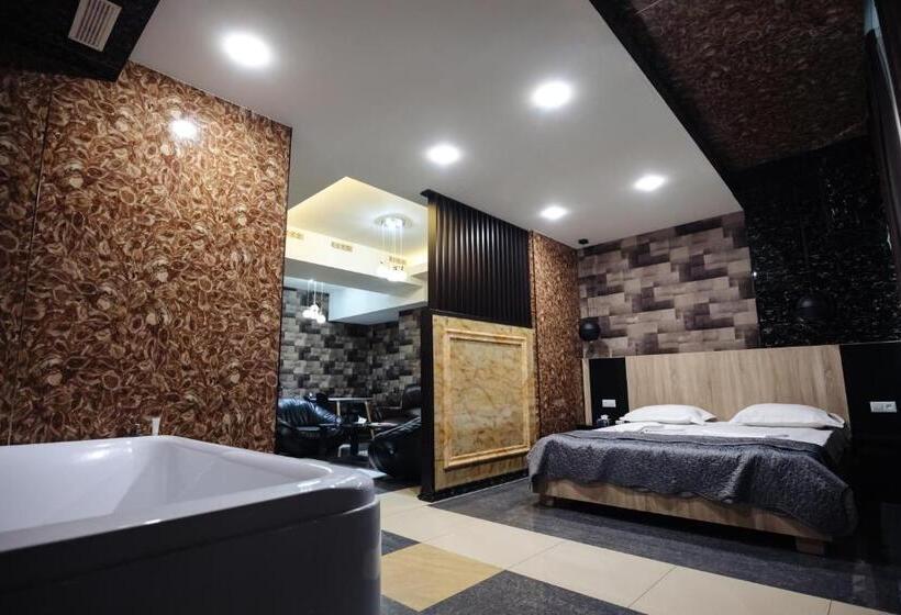 스탠다드 자쿠지 룸, Golden Seconds