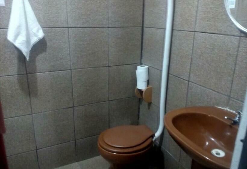 חדר אקונומי לשלושה, Jf