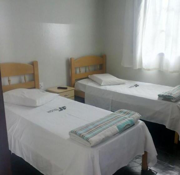 חדר אקונומי לשלושה, Jf