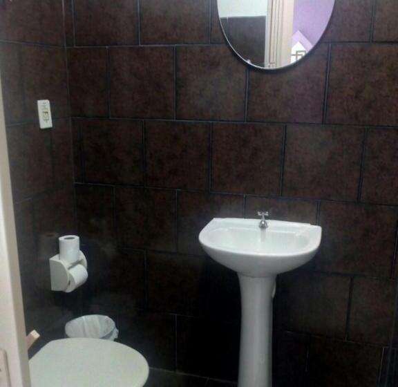 חדר אקונומי לארבעה, Jf