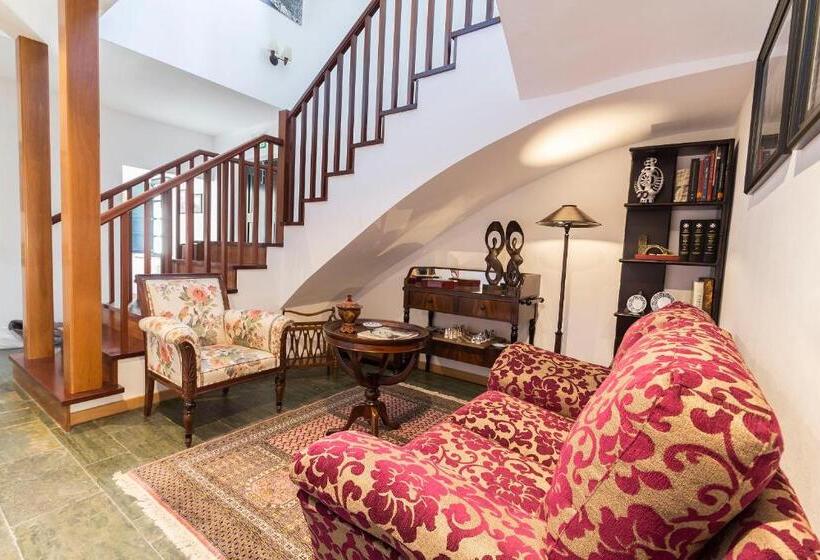 سوئیت با بالکن, Pazo De Berbetoros