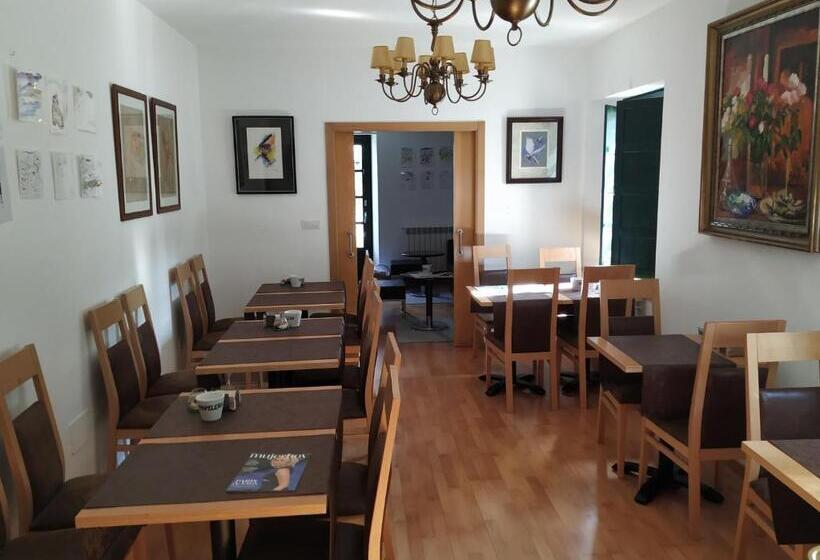 سوئیت با بالکن, Pazo De Berbetoros