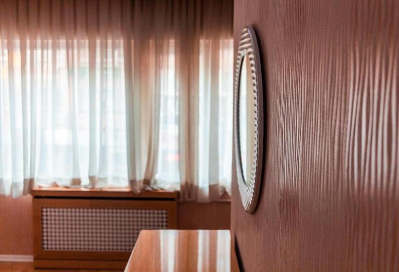 اتاق خانوادگی, Peracity