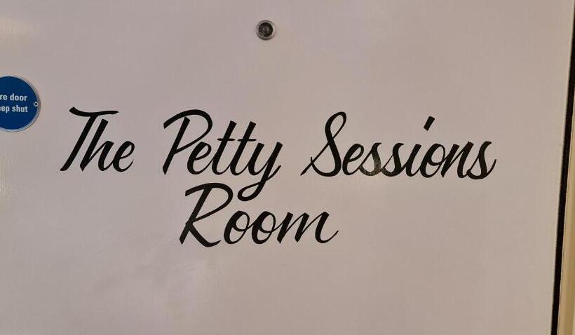 スタンダードルーム, The Golden Hope Wetherspoon