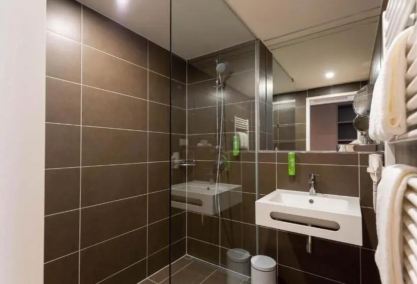 Standard Neljän Hengen Huone, Jufa Hotel Hamburg Hafencity
