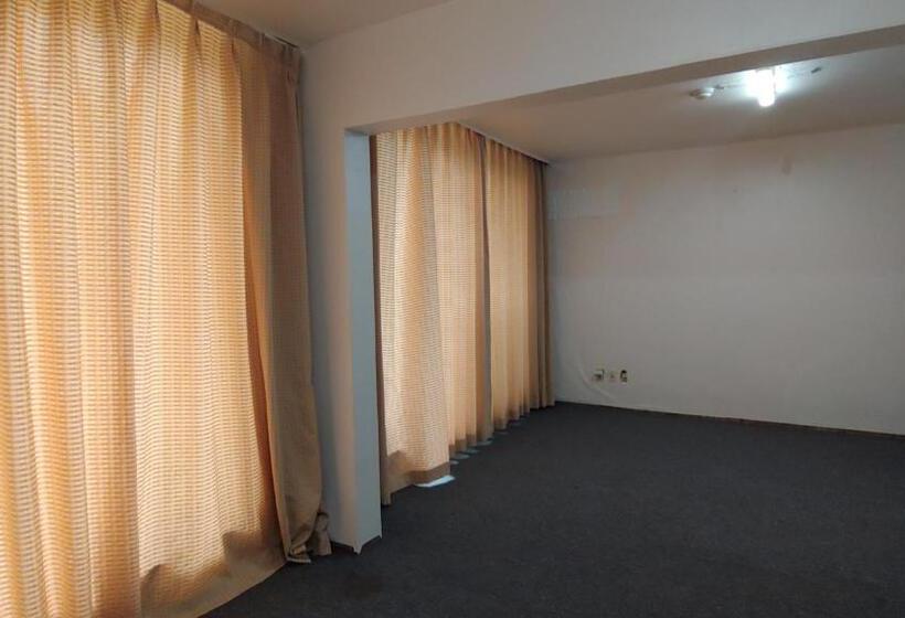 חדר משפחתי דלוקס, Bandal Book & Stay