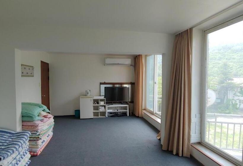 חדר משפחתי דלוקס, Bandal Book & Stay