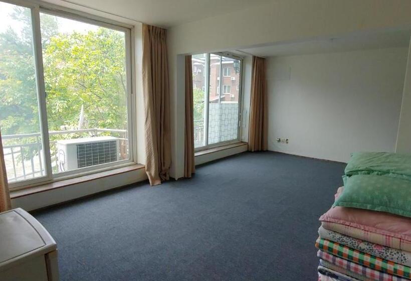 חדר משפחתי דלוקס, Bandal Book & Stay