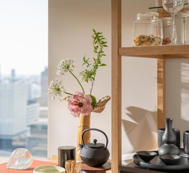 מיטת קינג בסוויטה, Four Seasons Hotel Osaka