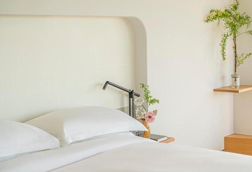 מיטת קינג בסוויטה, Four Seasons Hotel Osaka