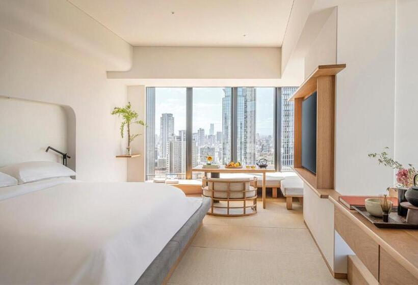 מיטת קינג בסוויטה, Four Seasons Hotel Osaka