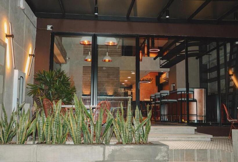 Номер Deluxe, Glow Medellín