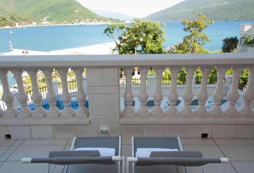 آپارتمان ممتاز دوخوابه رو به دریا, Boutique Hotel Kredo