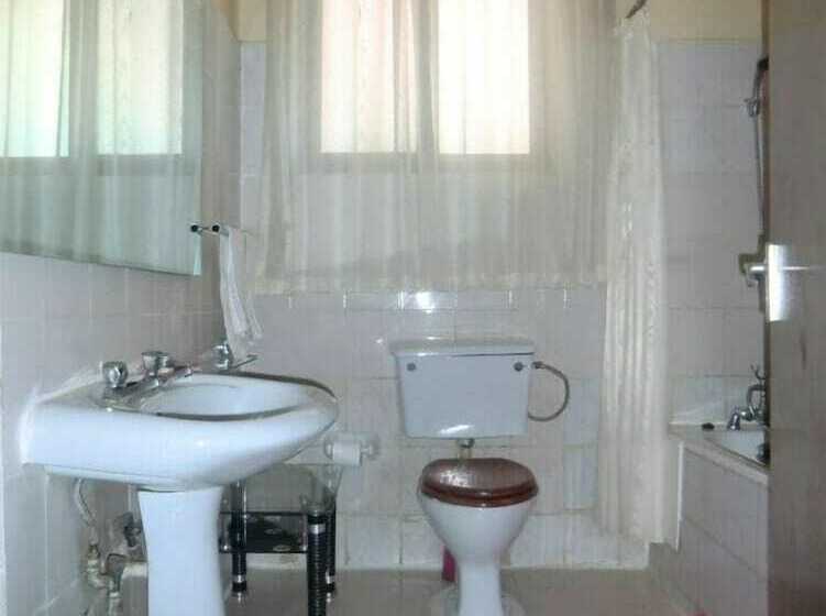 اتاق استاندارد یک نفره, Fang Fang