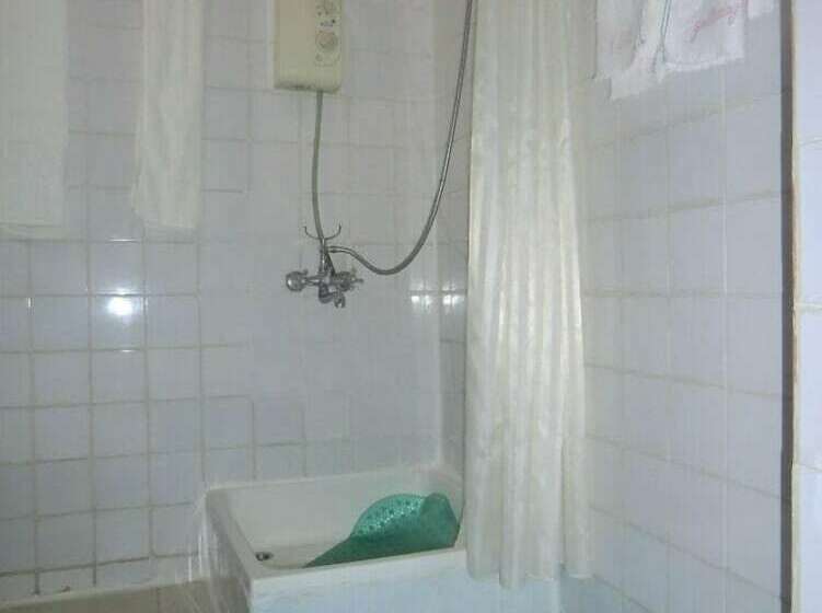 اتاق استاندارد یک نفره, Fang Fang