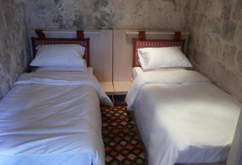 تختخواب در اتاق مشترک, Khan Alwakala