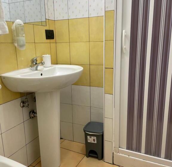 Habitació Economy, Grillo