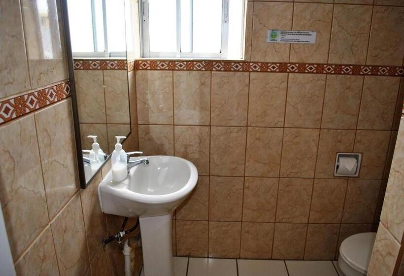 חדר סטנדרט לשלושה עם חדר אמבטיה משוף, Hostal Pehuenche