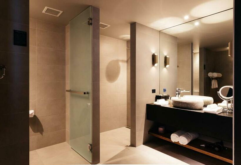 スーペリアールーム, Macq 01