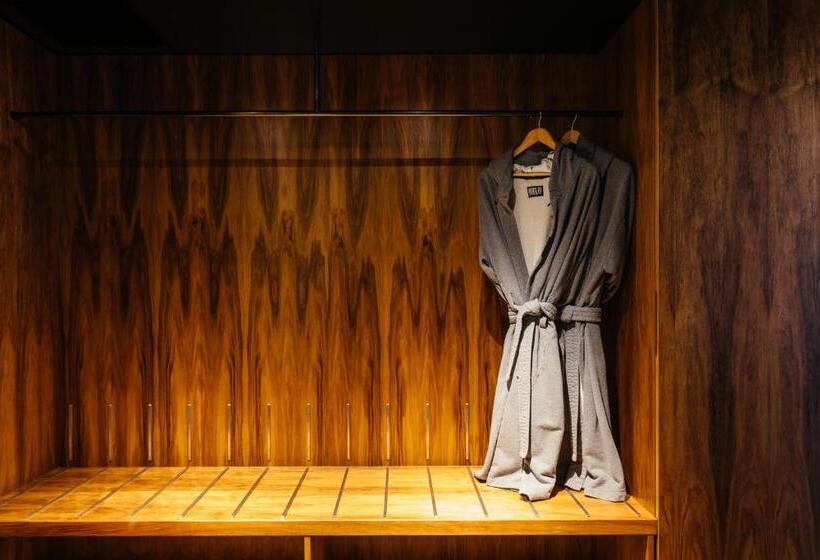 スタンダードルーム, Macq 01