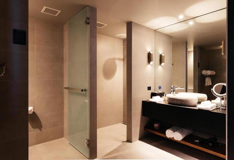 スタンダードルーム, Macq 01