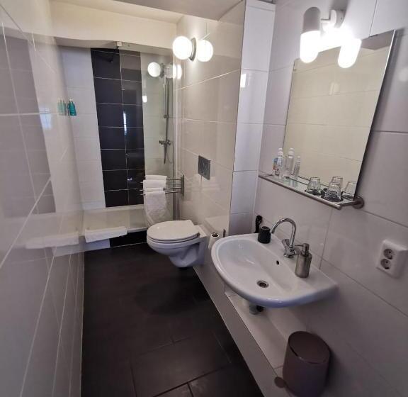 اتاق استاندارد, Milk And Cookies