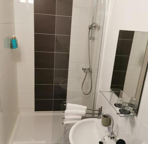 اتاق استاندارد, Milk And Cookies