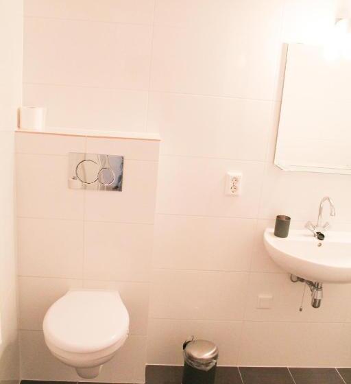 اتاق اکونومی, Milk And Cookies