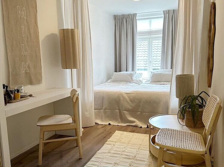 اتاق استاندارد, Milk And Cookies