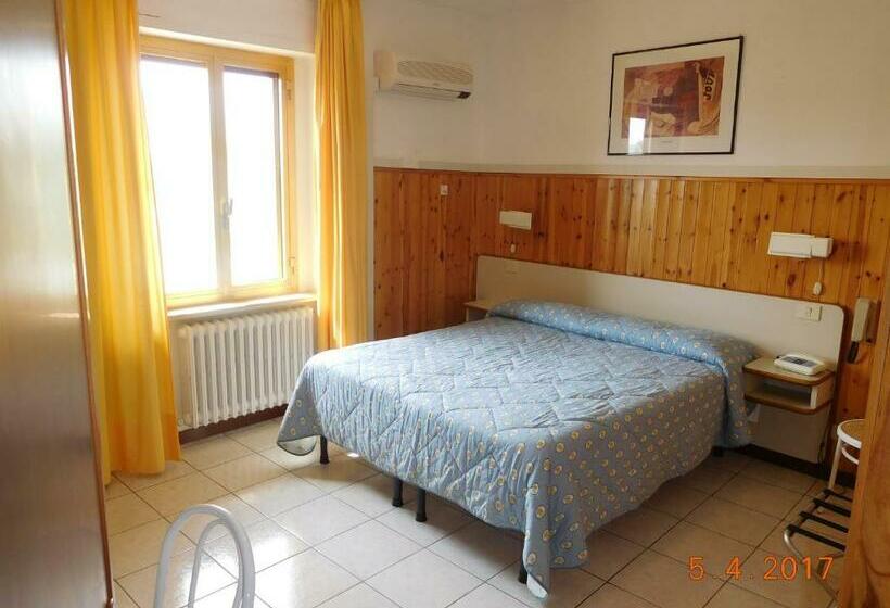 غرفة قياسية مطلّة علي البحيرة, Albergo Ristorante Da Settimio