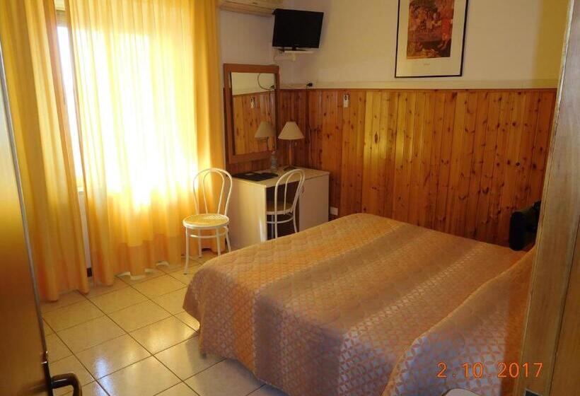 غرفة قياسية مطلّة علي البحيرة, Albergo Ristorante Da Settimio