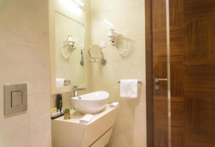 اتاق استاندارد سه تخته با بالکن, Kadmo By Aycon