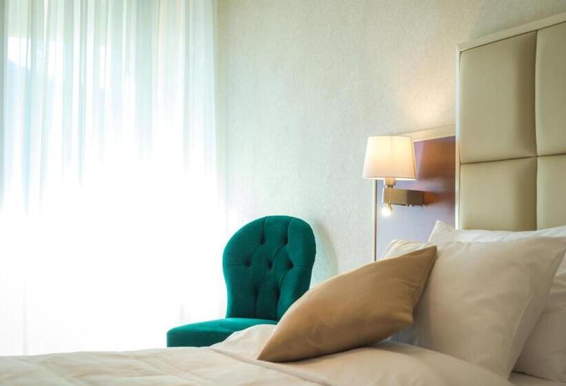 اتاق استاندارد سه تخته با بالکن, Kadmo By Aycon