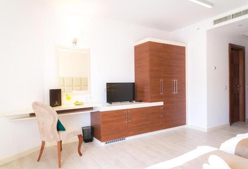 اتاق استاندارد سه تخته با بالکن, Kadmo By Aycon