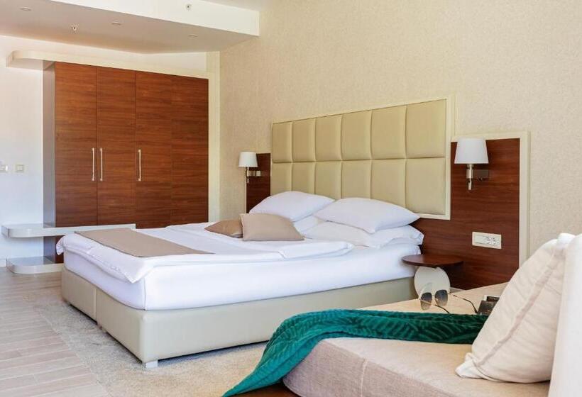 اتاق استاندارد سه تخته با بالکن, Kadmo By Aycon