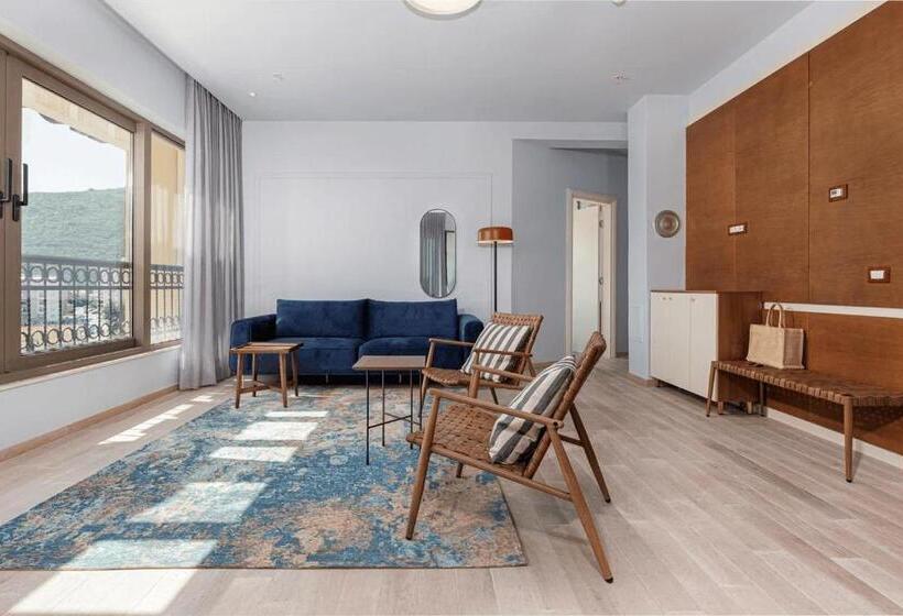 3 Bedroom Suite, Kadmo By Aycon