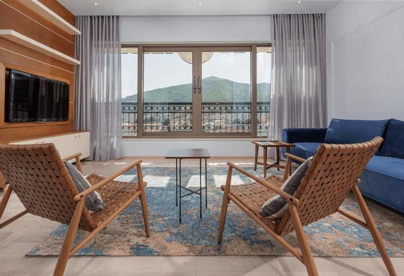 3 Bedroom Suite, Kadmo By Aycon