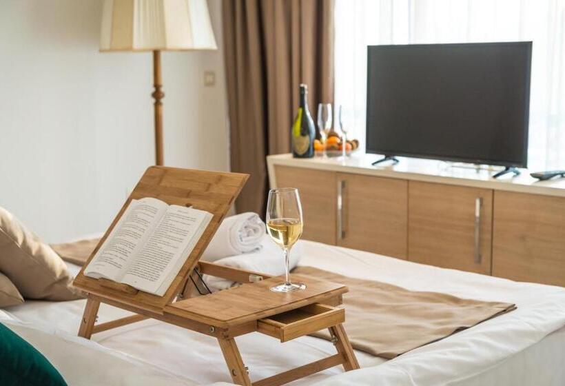 اتاق لوکس با بالکن, Kadmo By Aycon