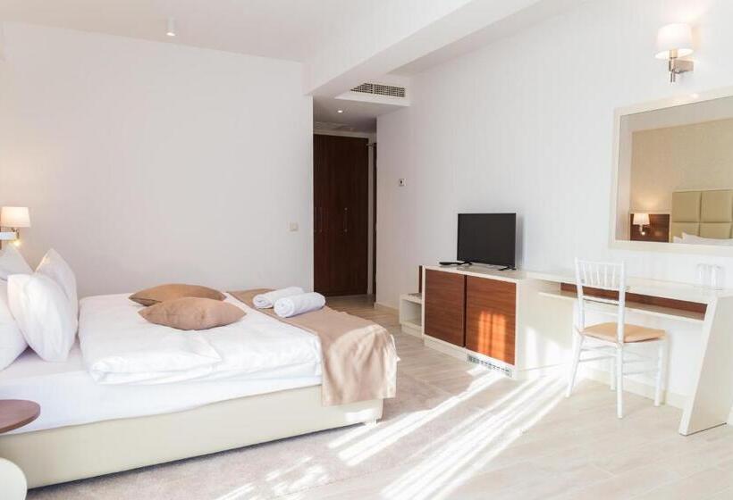 اتاق استاندارد سه تخته با بالکن, Kadmo By Aycon