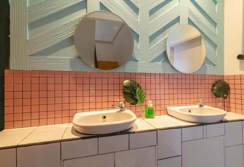 חדר אקונומי, Wonderloft Hostel Kota Tua