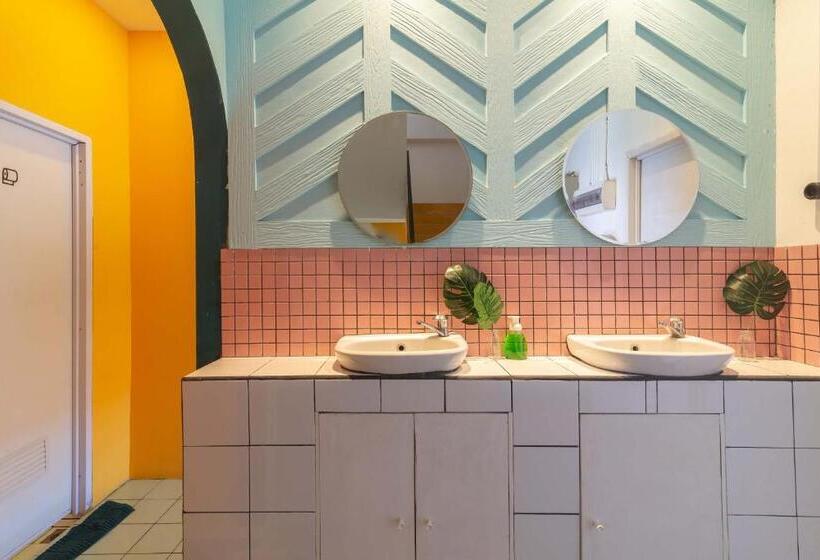 חדר אקונומי, Wonderloft Hostel Kota Tua