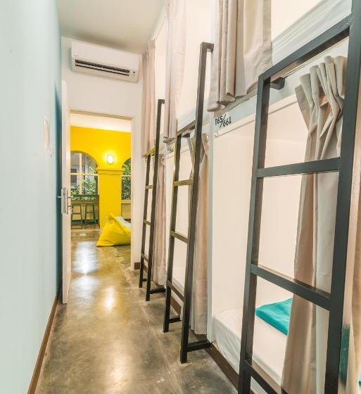 חדר סטנדרטי לארבעה עם חדר אמבטיה משותף, Wonderloft Hostel Kota Tua