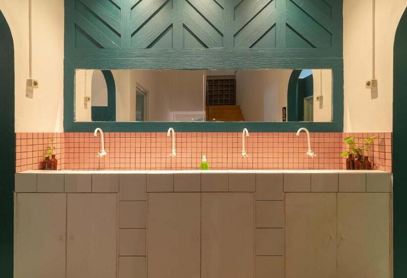 Quarto Quadruplo Estandar Banheiro Compartilhado, Wonderloft Hostel Kota Tua