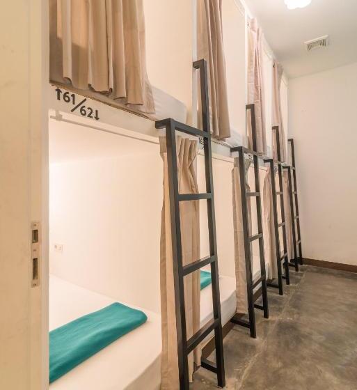 חדר סטנדרטי לארבעה עם חדר אמבטיה משותף, Wonderloft Hostel Kota Tua