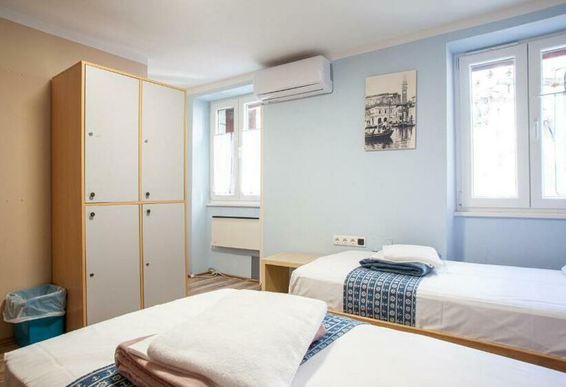 Pokój Standard Czteroosobowy Wspólna Łazienka, Hostel Adriatic Piran