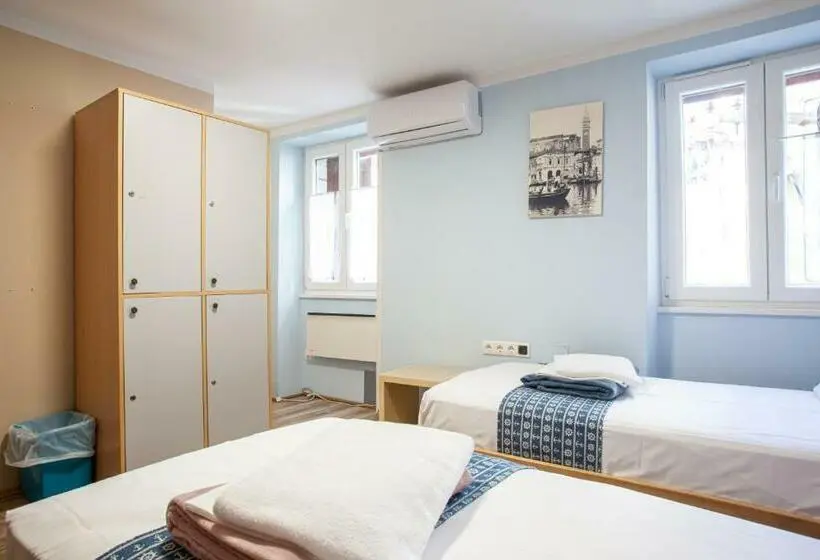 اتاق استاندارد چهارنفره با سرویس بهداشتی مشترک, Hostel Adriatic Piran