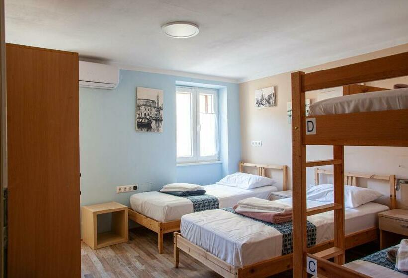 اتاق استاندارد چهارنفره با سرویس بهداشتی مشترک, Hostel Adriatic Piran