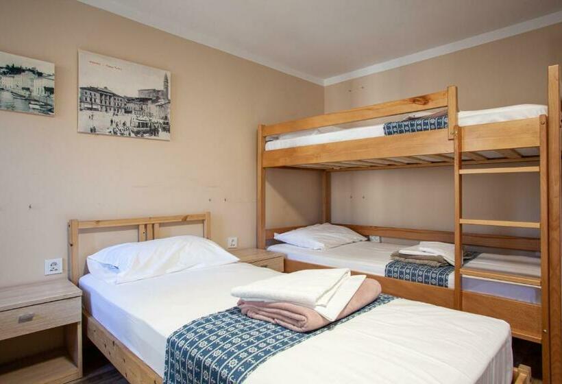 Pokój Standard Czteroosobowy Wspólna Łazienka, Hostel Adriatic Piran