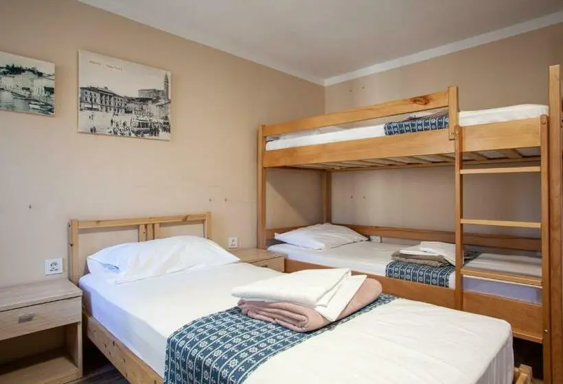 اتاق استاندارد چهارنفره با سرویس بهداشتی مشترک, Hostel Adriatic Piran